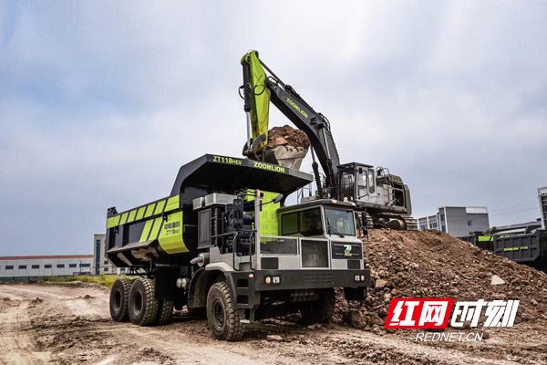 奔山赴海,中聯(lián)重科大型礦山成套設(shè)備批量發(fā)車(圖3) 奔山赴海,中聯(lián)重科大型礦山成套設(shè)備批量發(fā)車(圖3)