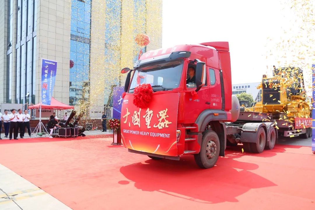 山推礦山大型礦用裝備批量出口發運(圖1)