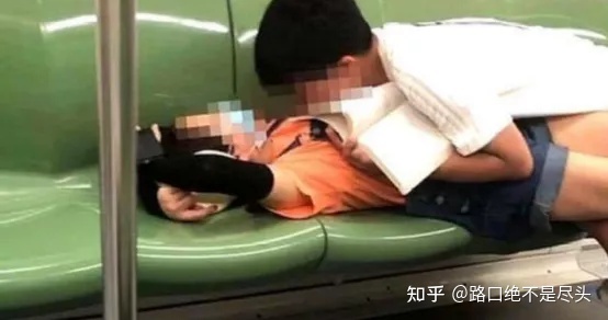 溫州星巴克上演精彩一幕，不雅行為被“現(xiàn)場(chǎng)直播”：別把不要臉，當(dāng)成性解放！(圖13)