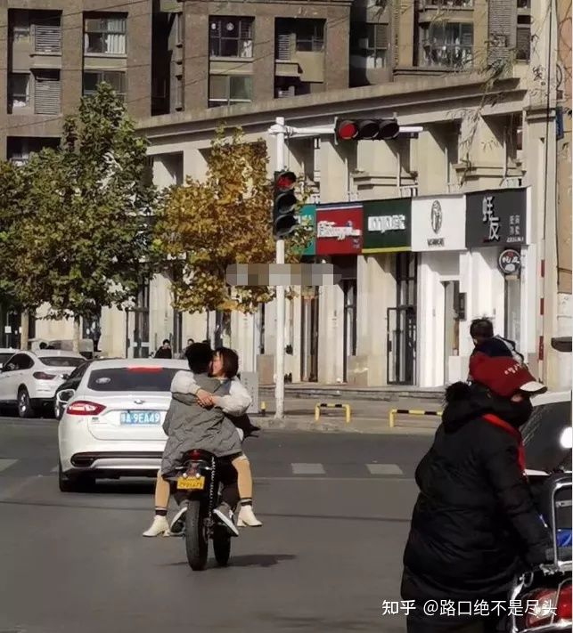 溫州星巴克上演精彩一幕，不雅行為被“現(xiàn)場(chǎng)直播”：別把不要臉，當(dāng)成性解放！(圖10)