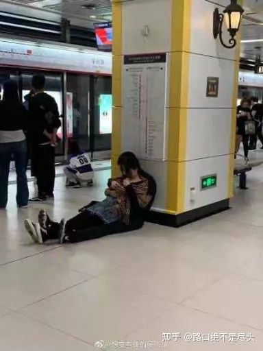 溫州星巴克上演精彩一幕，不雅行為被“現(xiàn)場(chǎng)直播”：別把不要臉，當(dāng)成性解放！(圖9)