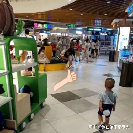 溫州星巴克上演精彩一幕，不雅行為被“現(xiàn)場(chǎng)直播”：別把不要臉，當(dāng)成性解放！(圖12)