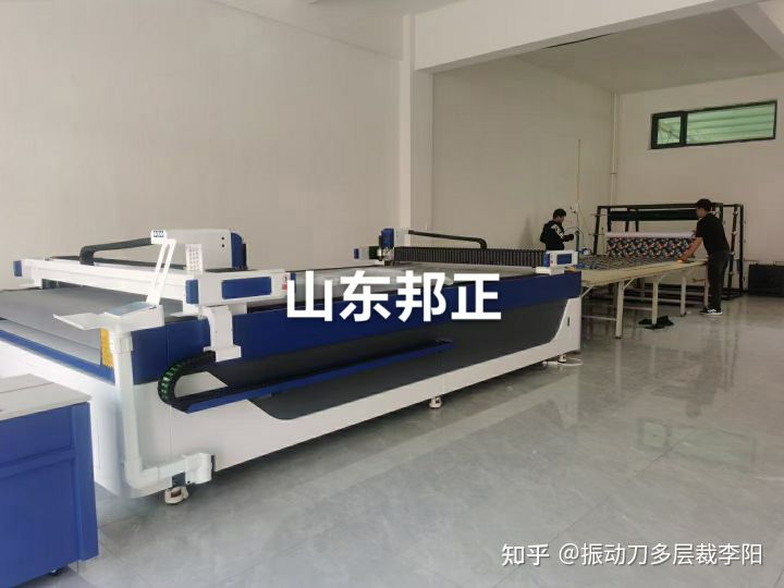 山東邦正機械設備，主營振動刀切割機、布料皮革下料機、全自動切割機、墊片切割機、軟玻璃切割機、沙發切割機、PVP材料切割機以及服裝、布料多層裁切割機（多層裁剪機）(圖6)