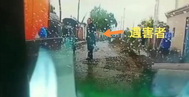 吉林男子用挖掘機(jī)挖斗將修路工地的工頭拍死，連拍8下，慘不忍睹(圖1)
