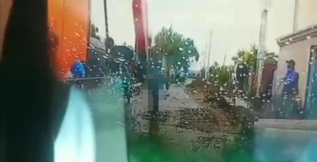 吉林男子用挖掘機(jī)挖斗將修路工地的工頭拍死，連拍8下，慘不忍睹(圖2)