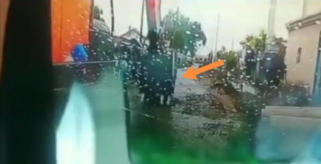 吉林男子用挖掘機(jī)挖斗將修路工地的工頭拍死，連拍8下，慘不忍睹(圖6)