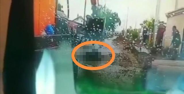 吉林男子用挖掘機(jī)挖斗將修路工地的工頭拍死，連拍8下，慘不忍睹(圖4)