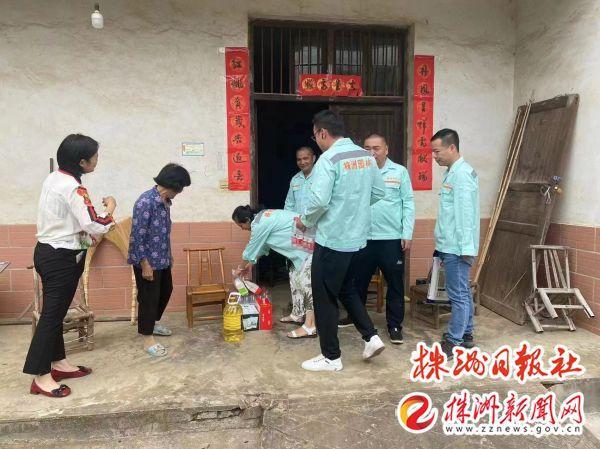 綠化水車“變身”送水車解獨居老人用水難題(圖1)