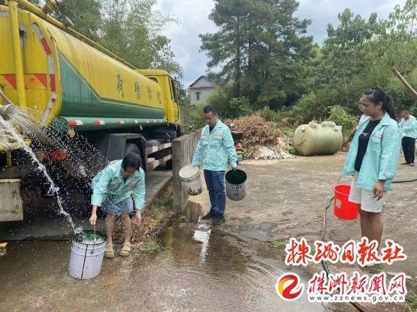 綠化水車“變身”送水車解獨居老人用水難題(圖3)