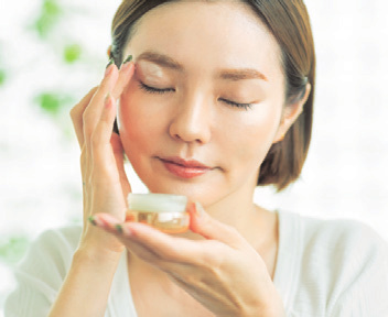 砂糖洗臉、乳霜多層疊涂，美容博主的護膚滋潤法！(圖18)