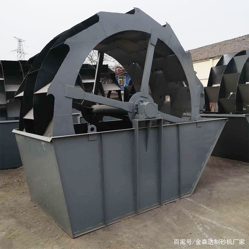 小型洗砂機一天能洗多少噸沙？具體產量是多少？洗砂機可以將沙料中的雜質清洗干凈，機身結構中的篩網可以篩選分級物料，所以經過洗沙機清洗的沙料粒級分明，沒有異物，沙料品味非常高。小型洗沙機一天能洗多少噸沙子呢？螺旋洗砂機1.洗沙機價格和產量情況作為砂石設備的靈魂伴侶，洗沙機在很多制沙案例中都有應用，按照產能需要，洗沙機分為不同的型號規格，洗沙設備包括：輪斗式洗沙機、螺旋式洗沙機。輪式洗砂機輪斗式洗沙機更(圖2)
