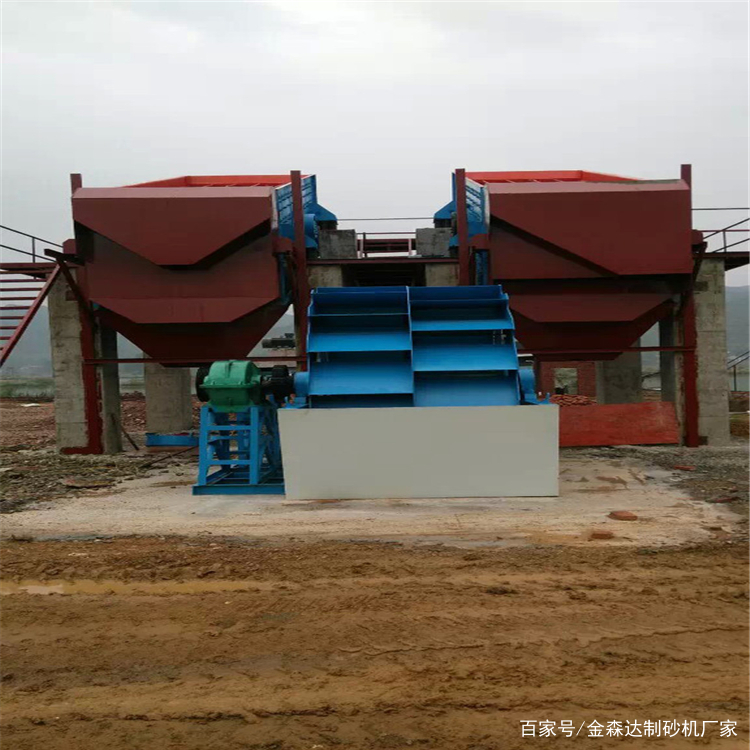 小型洗砂機一天能洗多少噸沙？具體產量是多少？洗砂機可以將沙料中的雜質清洗干凈，機身結構中的篩網可以篩選分級物料，所以經過洗沙機清洗的沙料粒級分明，沒有異物，沙料品味非常高。小型洗沙機一天能洗多少噸沙子呢？螺旋洗砂機1.洗沙機價格和產量情況作為砂石設備的靈魂伴侶，洗沙機在很多制沙案例中都有應用，按照產能需要，洗沙機分為不同的型號規格，洗沙設備包括：輪斗式洗沙機、螺旋式洗沙機。輪式洗砂機輪斗式洗沙機更(圖3)
