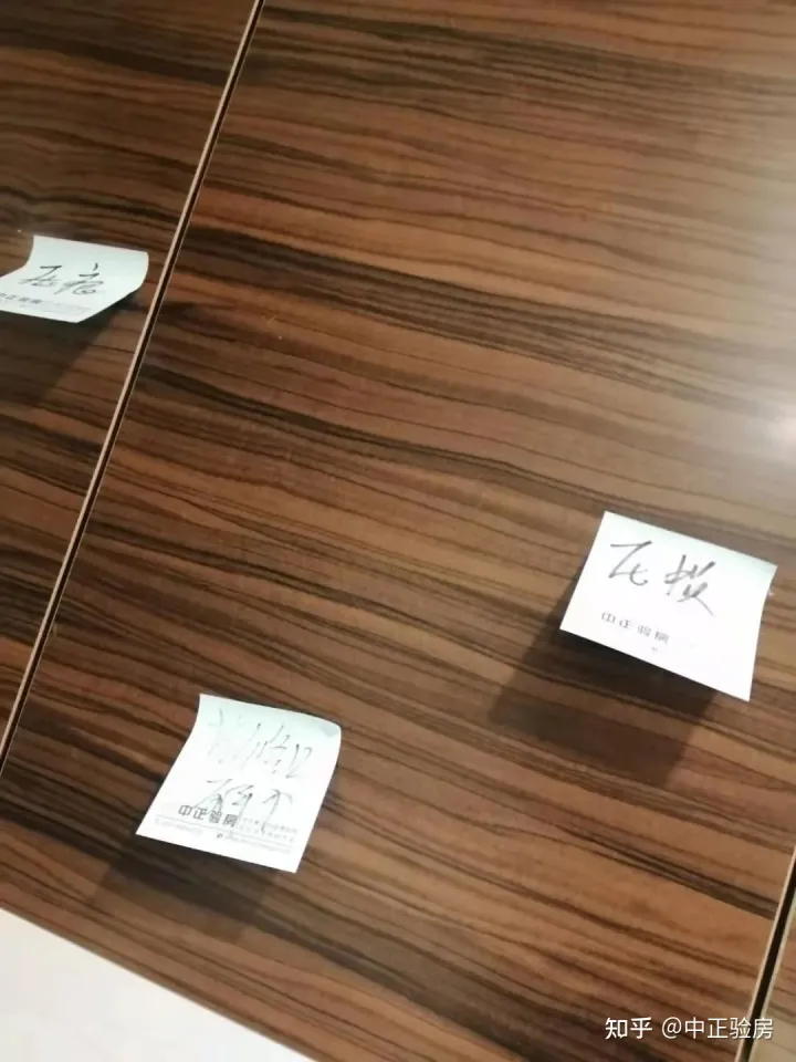 昆明驗房案例：官渡區某樓盤?精裝房頂面砂眼、柜門損壞、門扇閉合不嚴...(圖2)