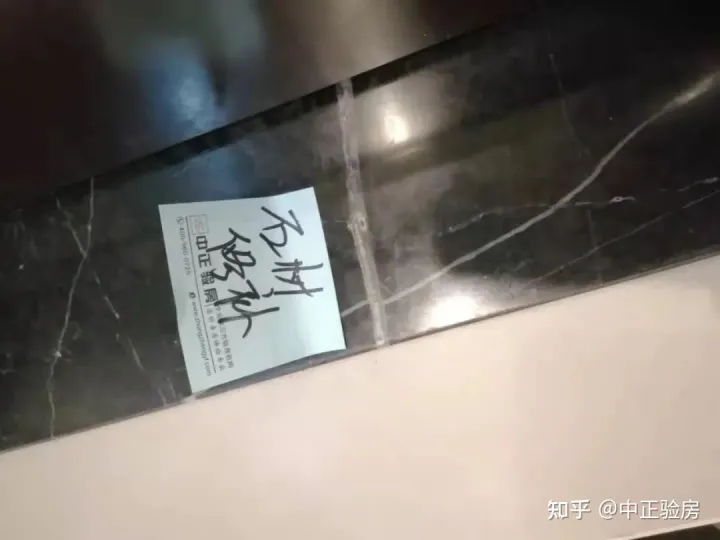 昆明驗房案例：官渡區某樓盤?精裝房頂面砂眼、柜門損壞、門扇閉合不嚴...(圖7)