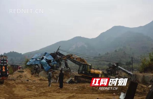 江華縣重拳出擊嚴打河路口鎮非法采洗砂行為(圖1) 江華縣重拳出擊嚴打河路口鎮非法采洗砂行為(圖1)