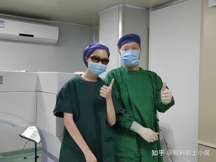 泉州全飛秒近視手術，高顏值小姐姐微笑摘鏡，術后雙眼視力1.2！(圖2)