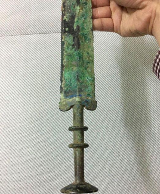 小伙工地篩沙子發(fā)現(xiàn)戰(zhàn)國(guó)青銅劍，出價(jià)20萬沒賣，決定無償上交國(guó)家(圖9)