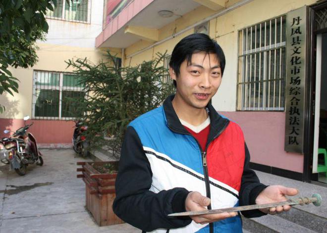 小伙工地篩沙子發(fā)現(xiàn)戰(zhàn)國(guó)青銅劍，出價(jià)20萬沒賣，決定無償上交國(guó)家(圖8)