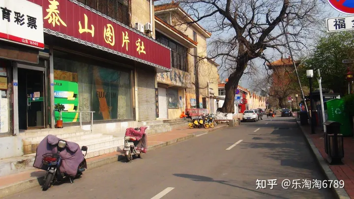 泰安:它是最古老街道之一,里面曾是豪宅林立,住著達(dá)官貴人,現(xiàn)僅存一處別樣景觀!(圖4) 泰安:它是最古老街道之一,里面曾是豪宅林立,住著達(dá)官貴人,現(xiàn)僅存一處別樣景觀!(圖4)
