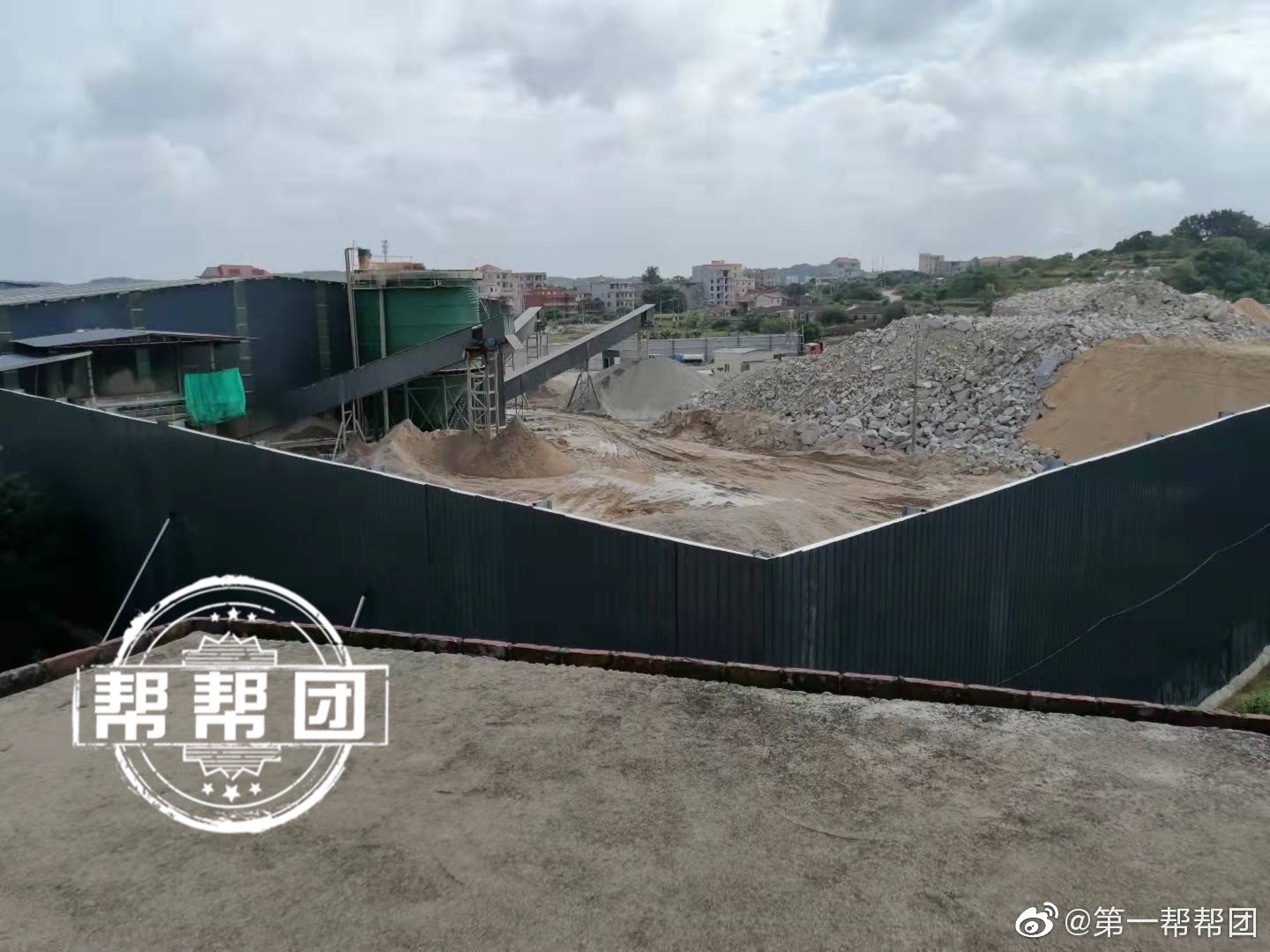 石子加工廠噪音擾民又污染環境，環境部門現場叫停！(圖2)