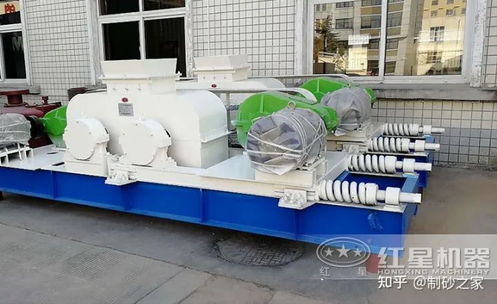 時產20噸小型鵝卵石制砂機多少錢一臺?附型號(圖2) 時產20噸小型鵝卵石制砂機多少錢一臺?附型號(圖2)