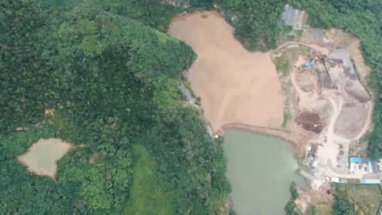 江蘇鎮江一非法洗砂場竟將污水抽到山頂直排入附近水塘(圖3)