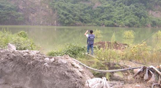 江蘇鎮江一非法洗砂場竟將污水抽到山頂直排入附近水塘(圖5)
