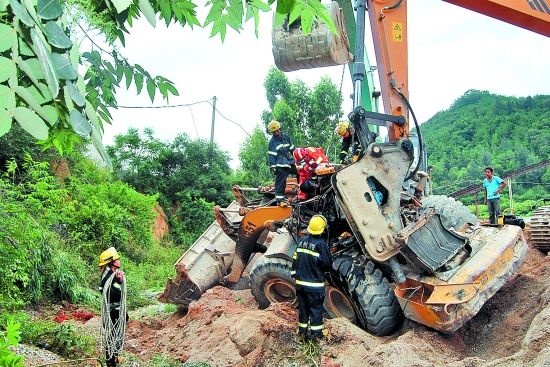 洗砂車翻落溝中司機被困駕駛室(圖)(圖1)