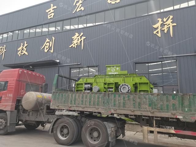 花崗巖液壓雙輥制砂機(jī)優(yōu)于錘式制砂機(jī),不用更換易損件!(圖3) 花崗巖液壓雙輥制砂機(jī)優(yōu)于錘式制砂機(jī),不用更換易損件!(圖3)