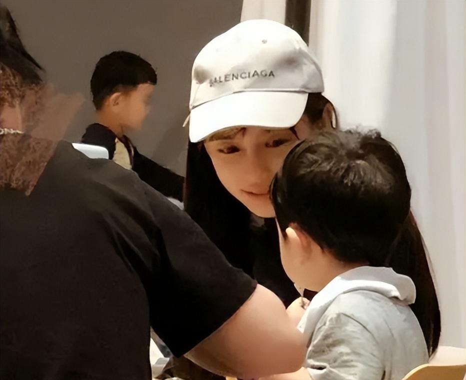 Angelababy帶小海綿玩夾娃娃機，無精打采，通宵沒有休息(圖9)