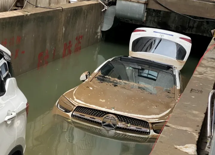暴雨“漫灌”后,被淹車輛如何處理?全部涌入二手市場??(圖1) 暴雨“漫灌”后,被淹車輛如何處理?全部涌入二手市場??(圖1)