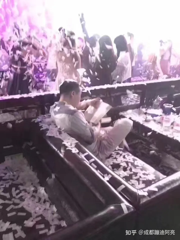 請問第一次去酒吧蹦迪的流程?還有散臺卡座之類的是什么意思?(圖4) 請問第一次去酒吧蹦迪的流程?還有散臺卡座之類的是什么意思?(圖4)