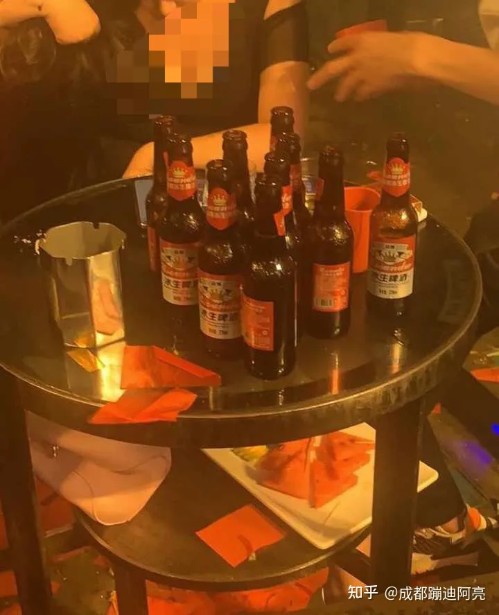 請問第一次去酒吧蹦迪的流程?還有散臺卡座之類的是什么意思?(圖1) 請問第一次去酒吧蹦迪的流程?還有散臺卡座之類的是什么意思?(圖1)