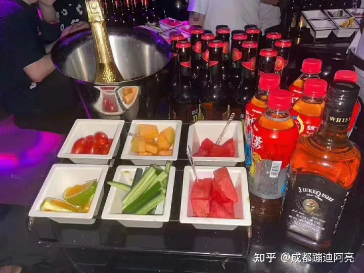 請問第一次去酒吧蹦迪的流程?還有散臺卡座之類的是什么意思?(圖3) 請問第一次去酒吧蹦迪的流程?還有散臺卡座之類的是什么意思?(圖3)