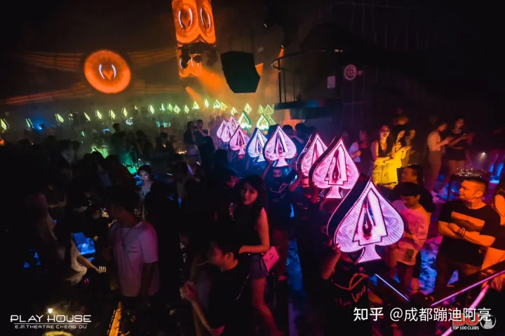 請問第一次去酒吧蹦迪的流程?還有散臺卡座之類的是什么意思?(圖5) 請問第一次去酒吧蹦迪的流程?還有散臺卡座之類的是什么意思?(圖5)