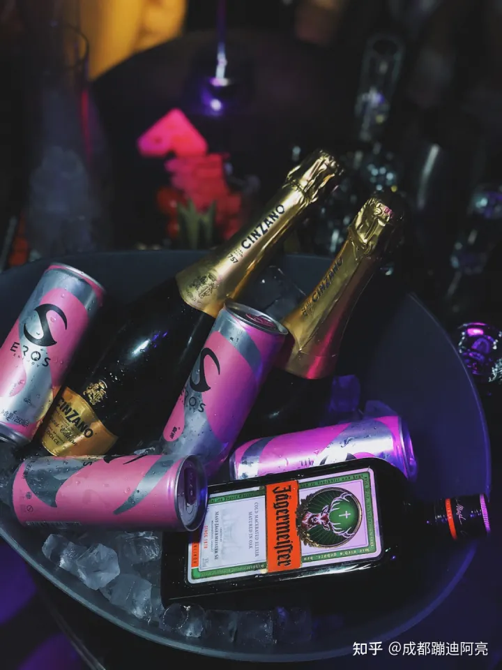 請問第一次去酒吧蹦迪的流程?還有散臺卡座之類的是什么意思?(圖6) 請問第一次去酒吧蹦迪的流程?還有散臺卡座之類的是什么意思?(圖6)
