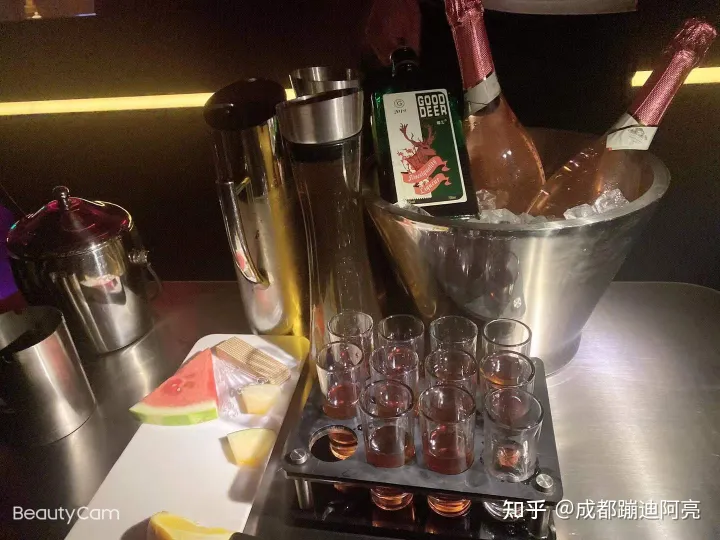 請問第一次去酒吧蹦迪的流程?還有散臺卡座之類的是什么意思?(圖7) 請問第一次去酒吧蹦迪的流程?還有散臺卡座之類的是什么意思?(圖7)