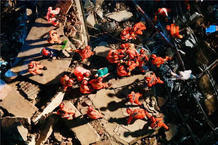 福建泉州樓體坍塌事故已救出43人(圖2) 福建泉州樓體坍塌事故已救出43人(圖2)