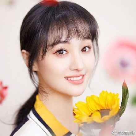 鄭爽賣(mài)二手衣物引爭(zhēng)議免費(fèi)送的T恤帽子賣(mài)500(圖1)