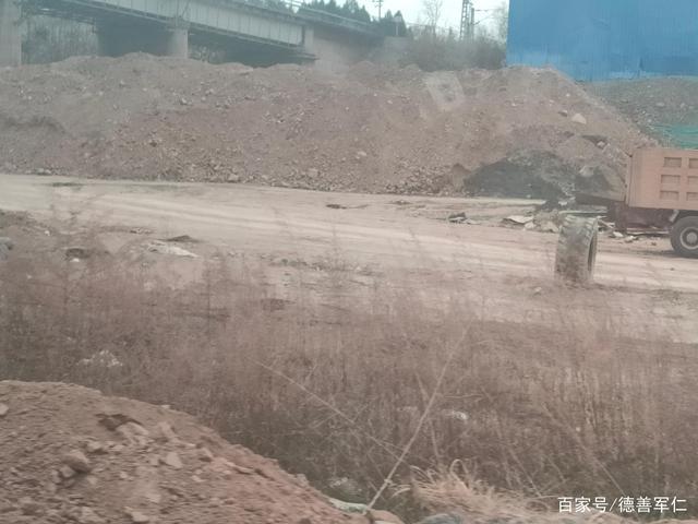 三門(mén)峽市好陽(yáng)河陽(yáng)店鎮(zhèn)段，兩家洗砂場(chǎng)非法長(zhǎng)期占用河道，非法采砂(圖2)