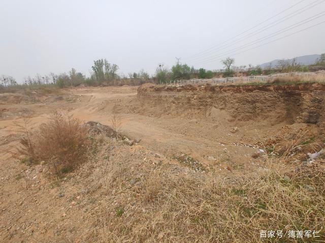 三門(mén)峽市好陽(yáng)河陽(yáng)店鎮(zhèn)段，兩家洗砂場(chǎng)非法長(zhǎng)期占用河道，非法采砂(圖4)