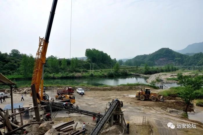 占用河道，理應強制拆除(圖2)